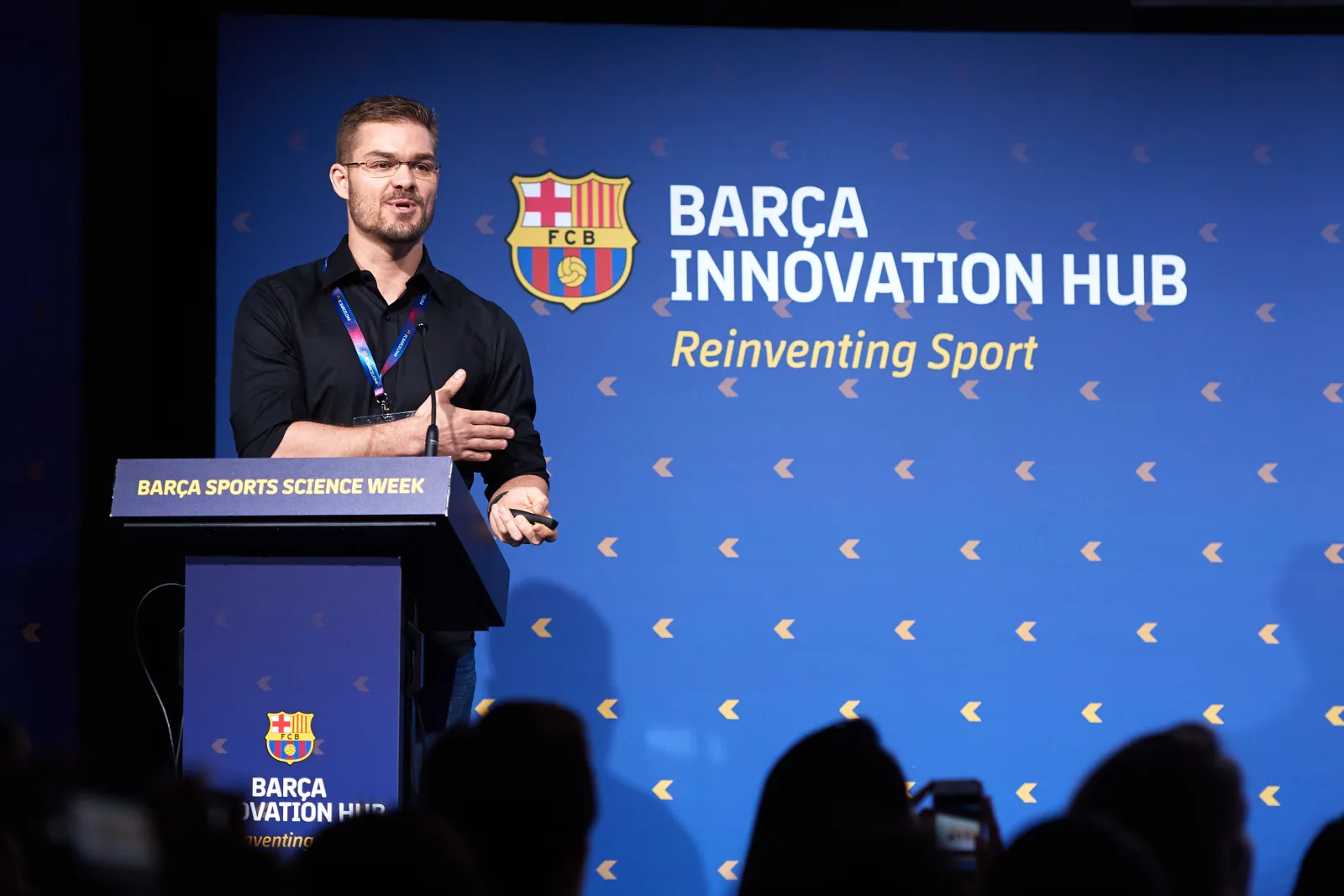 Rafael Barleze palestrando no Barça Sports Science Week de 2019